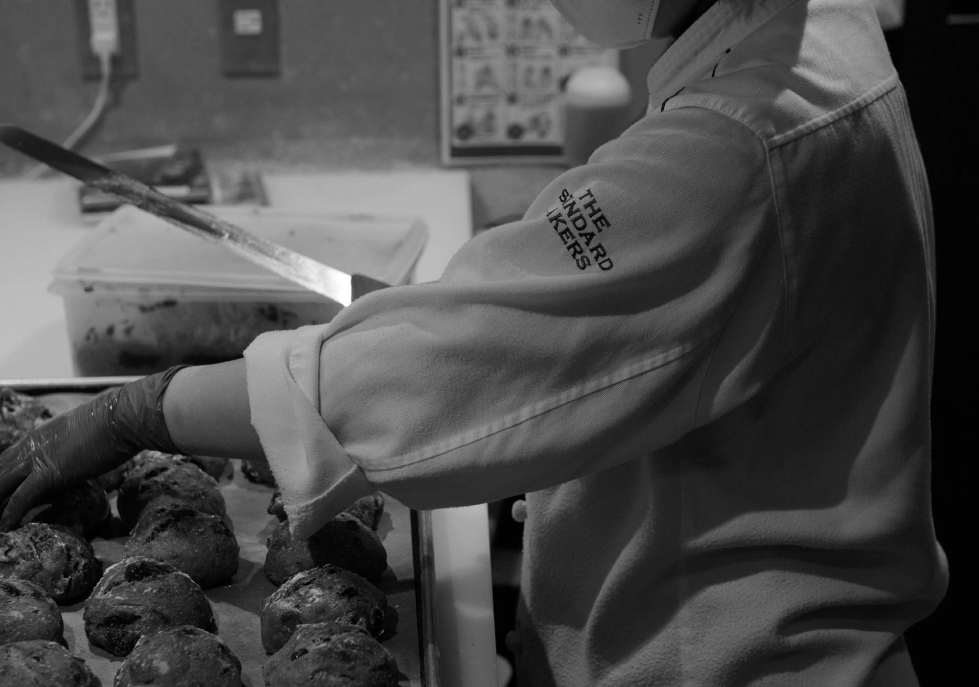 パン生地を成形するパン職人の手元