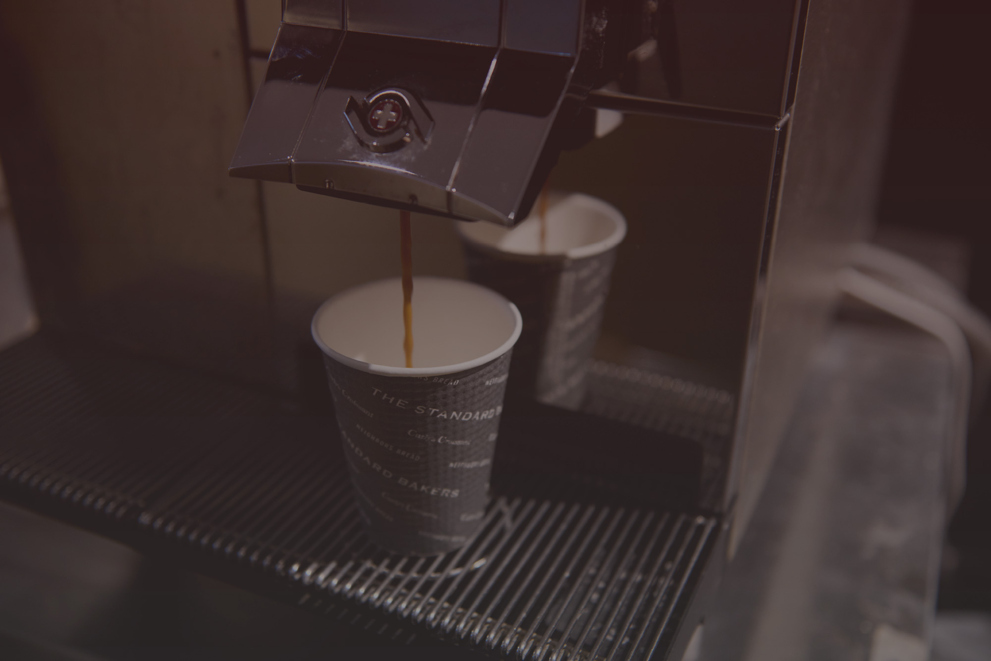 コーヒーを注いでいるイメージ