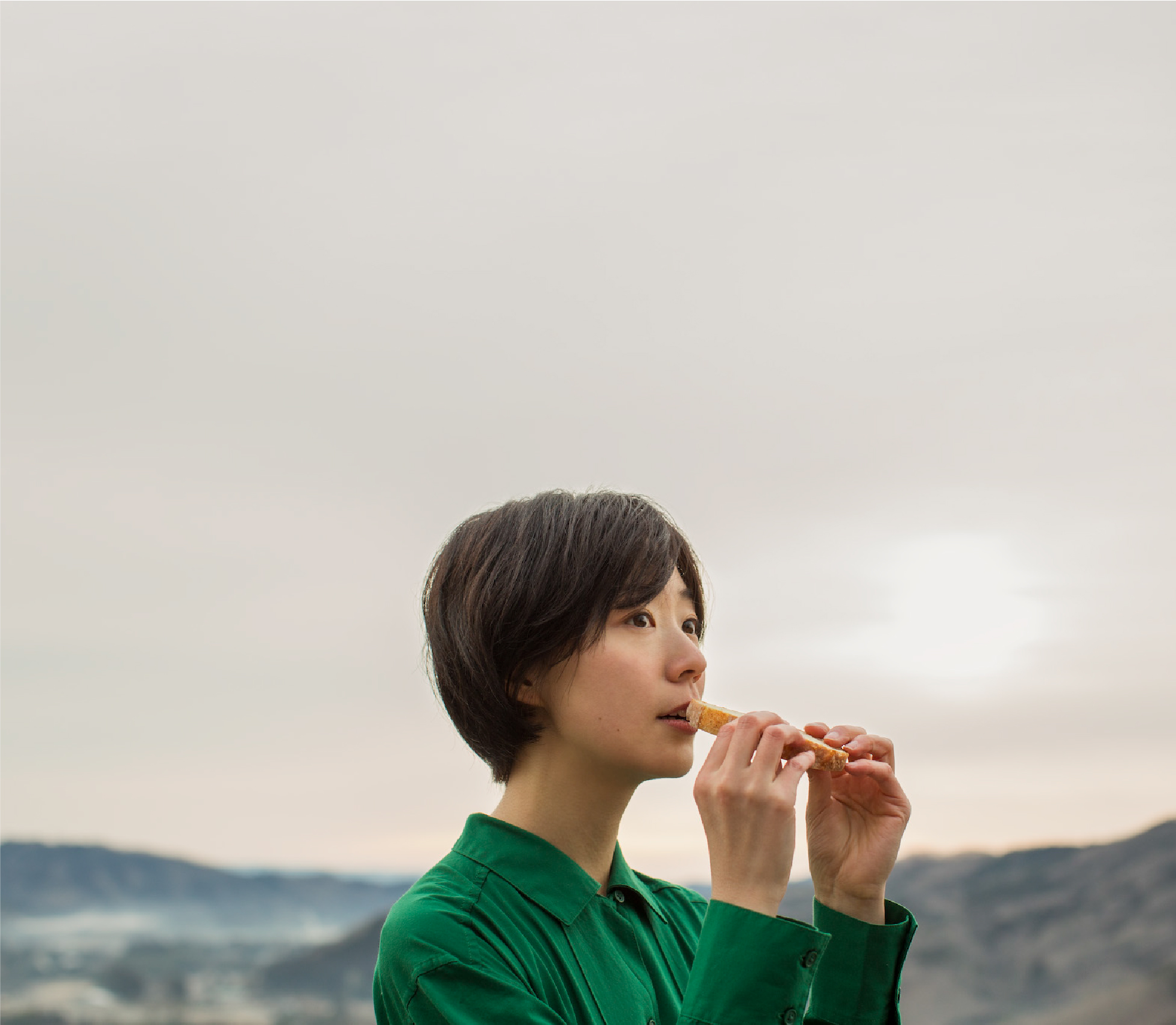 STANDARD BAKERSのパンを食べる女性イメージ