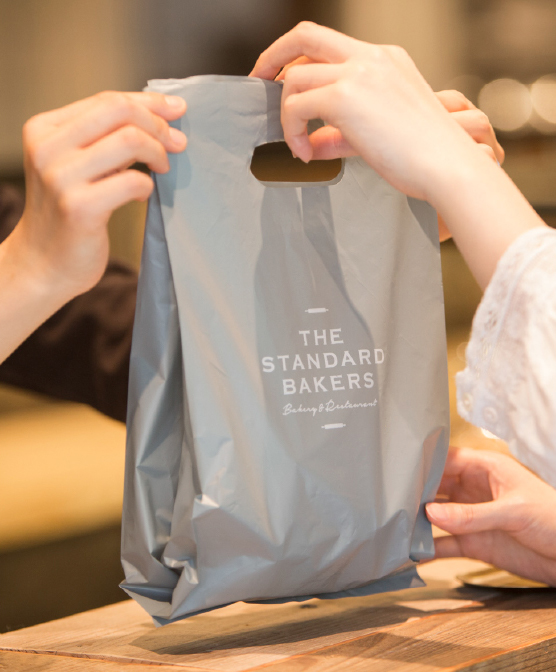 Standard Bakersのショッパーを受け取るシーン